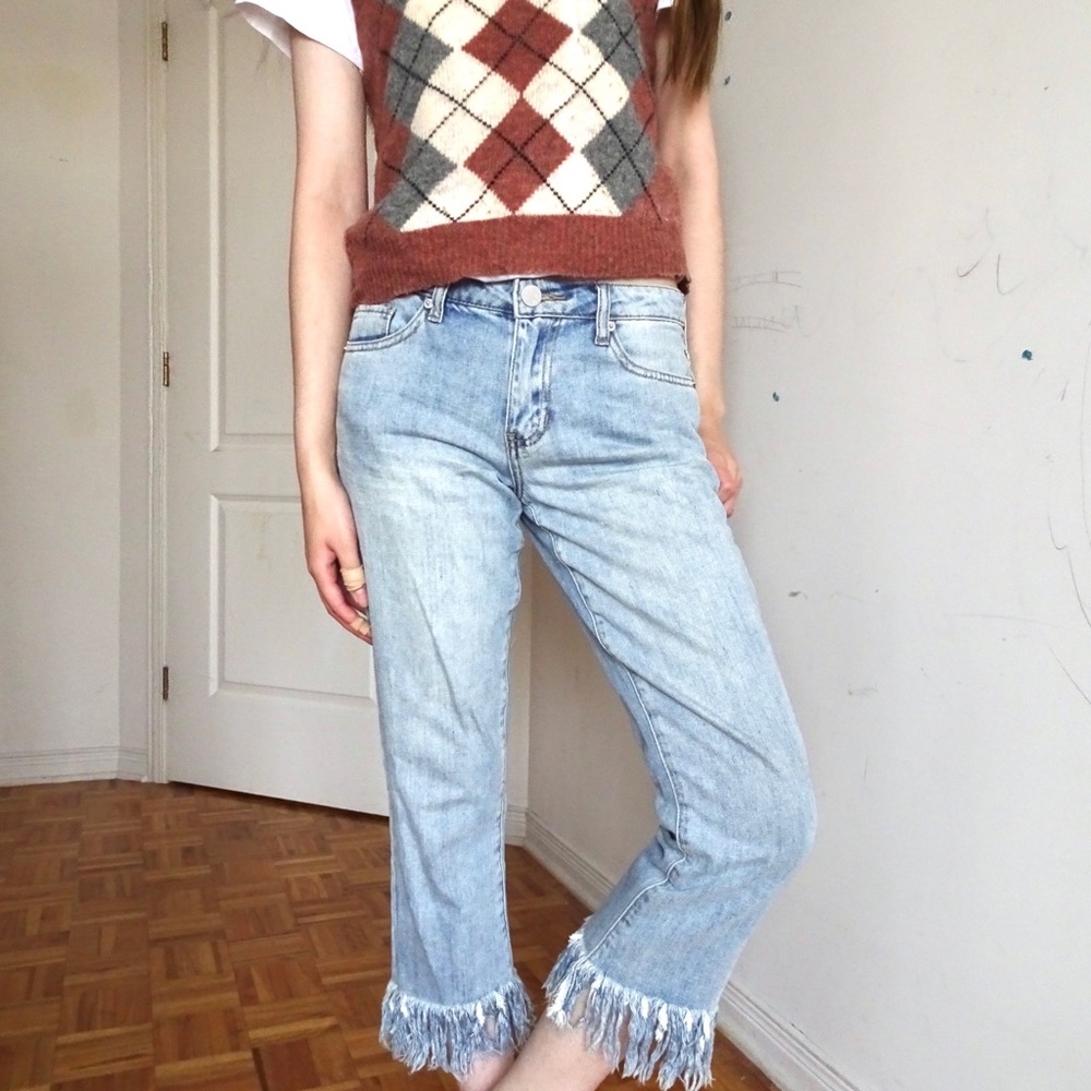 LIGHT WASH CROPPED JEANS WITH FRAYING